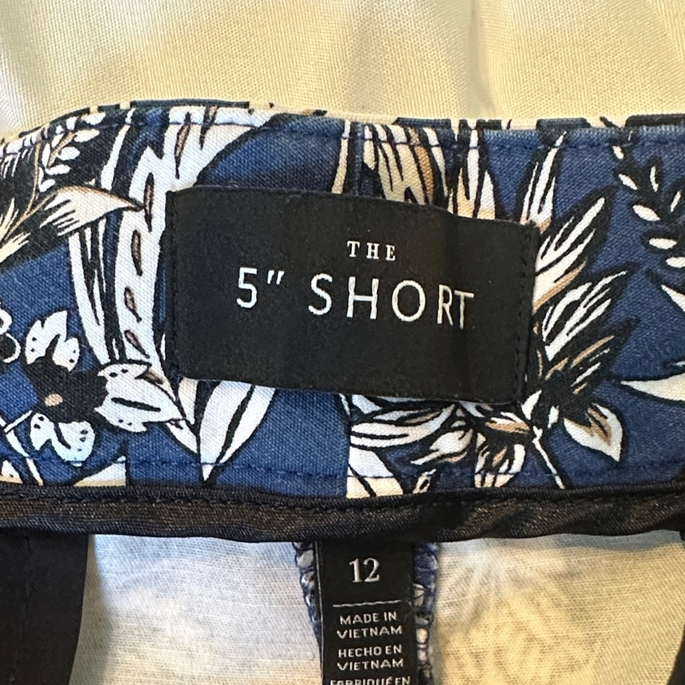 2 pair : White House Black Market 5” SHORT - Picture 4 of 11